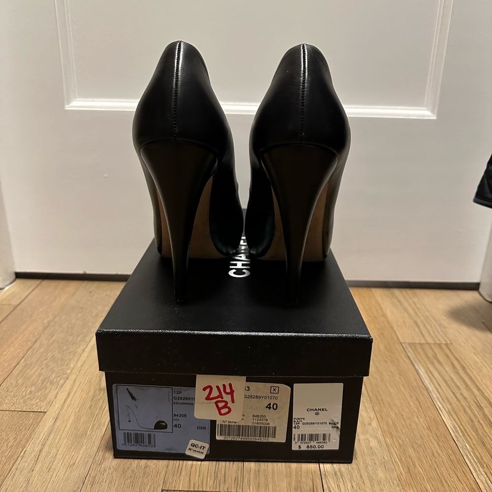Chanel Size 10 Black Spectator Pump - Picture 3 of 3